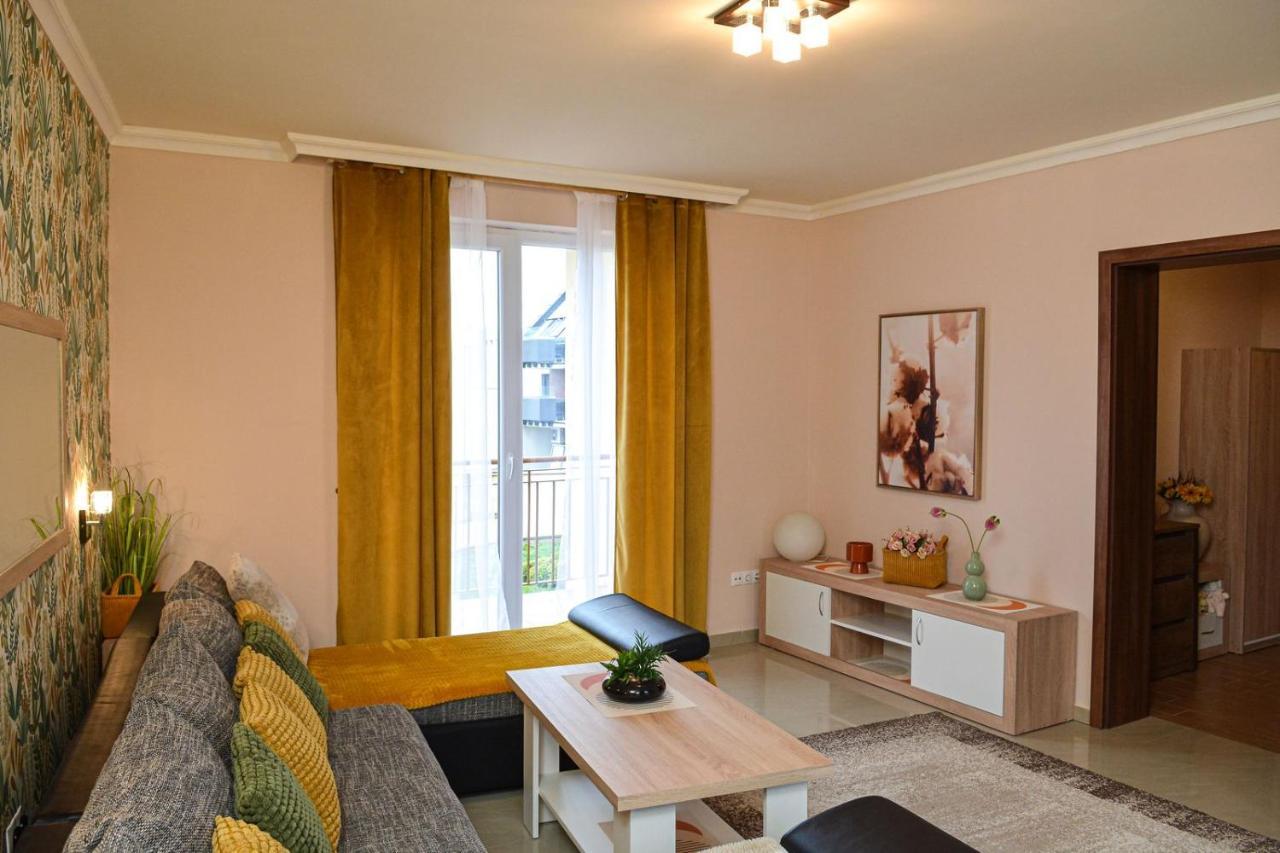 Unicum Apartman Hajdúszoboszló Buitenkant foto